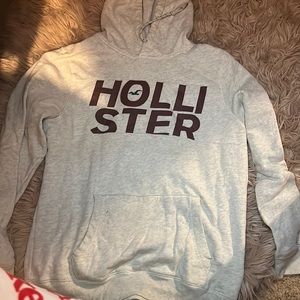 A men sweatshirt slightly used very comfortable in the size L